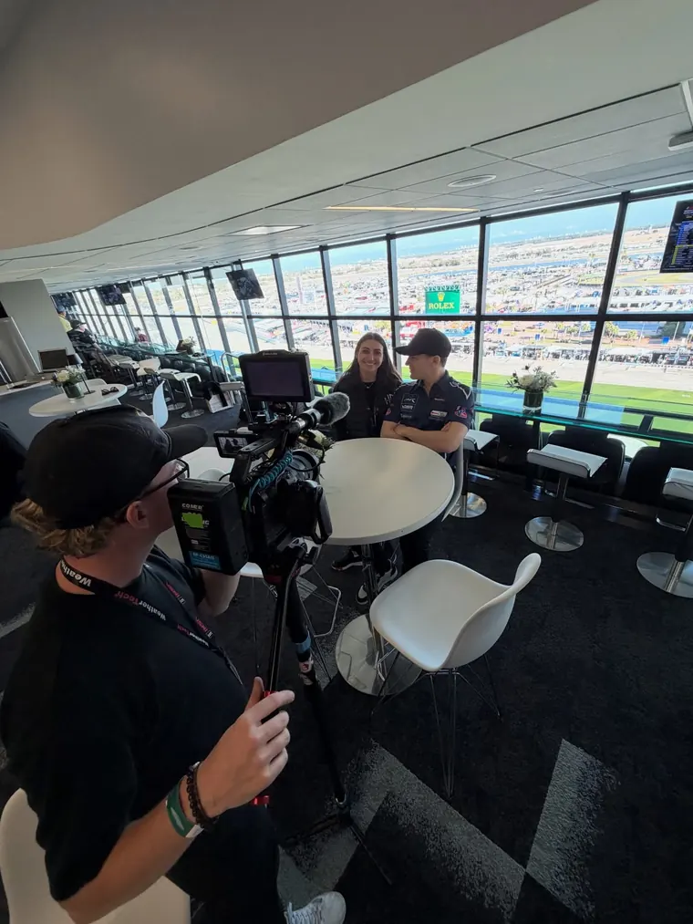 Tournage dans une loge avec vue sur la piste