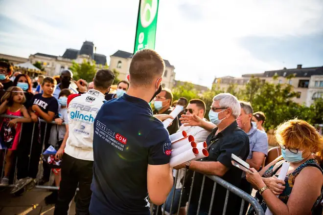 Un membre de l'équipe au milieu du public, à la parade des pilotes au Mans