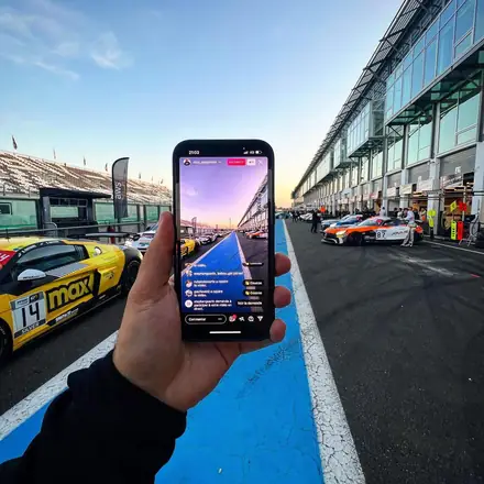 Story filmée au téléphone dans la voie des stands