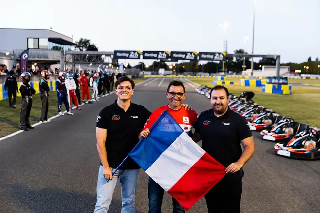 L'équipe avec un drapeau français sur la grille de départ