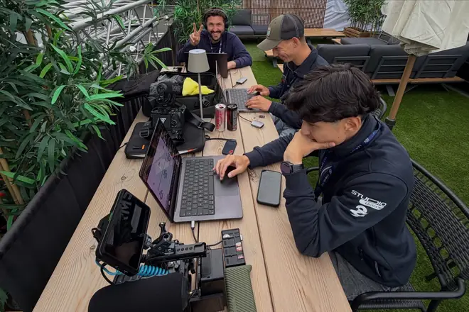 Poste de travail installé en terrasse, au-dessus de la voie des stands