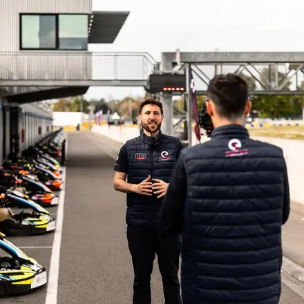 Dans la voie des stands, avant la course