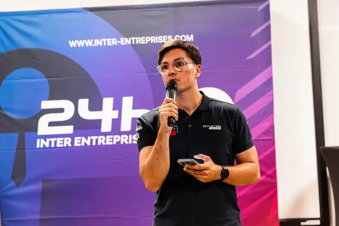 Prise de parole au micro aux 24H Inter-Entreprises