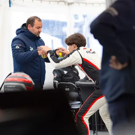 Aux côtés d'un pilote dans le paddock