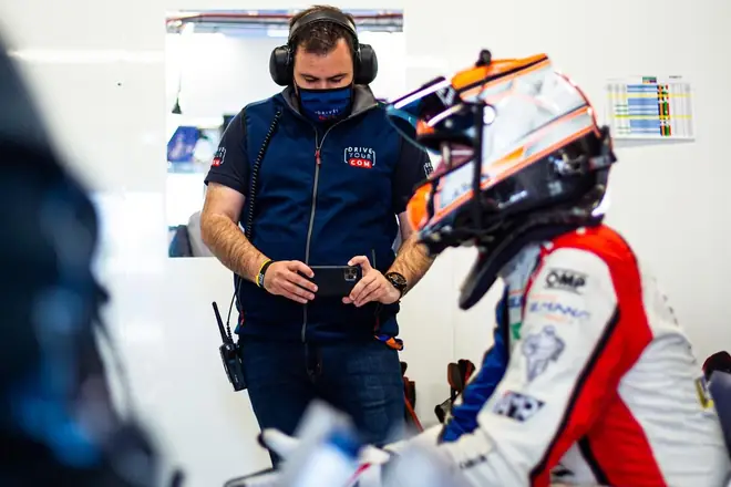 Casque radio sur les oreilles, dans le garage en European Le Mans Series