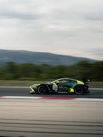 L'Aston Martin de Racing Spirit of Léman en piste